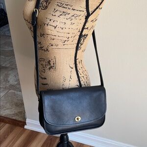 Vintage Coach Leather Flap Turn Lock Crossbody Bag Medium Black EUC Classic